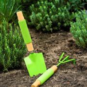 Trädgårdset med spade och kratta   