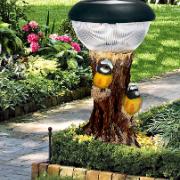 Solenergidriven lampa med kvittrande mesar